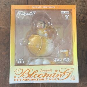 POP MART Blooming Mega Space Molly Figure - La Margherita